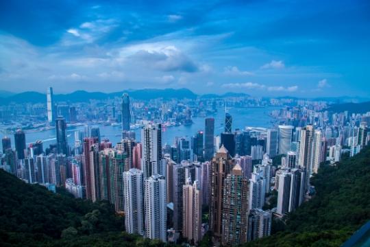 内地人到香港购买保险，保单/投保人是否一样受到法律平等对待及保护？