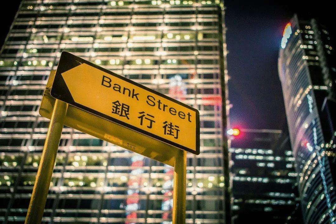 事实:排队1小时开户，香港银行账户厉害吗？ 答：是的！